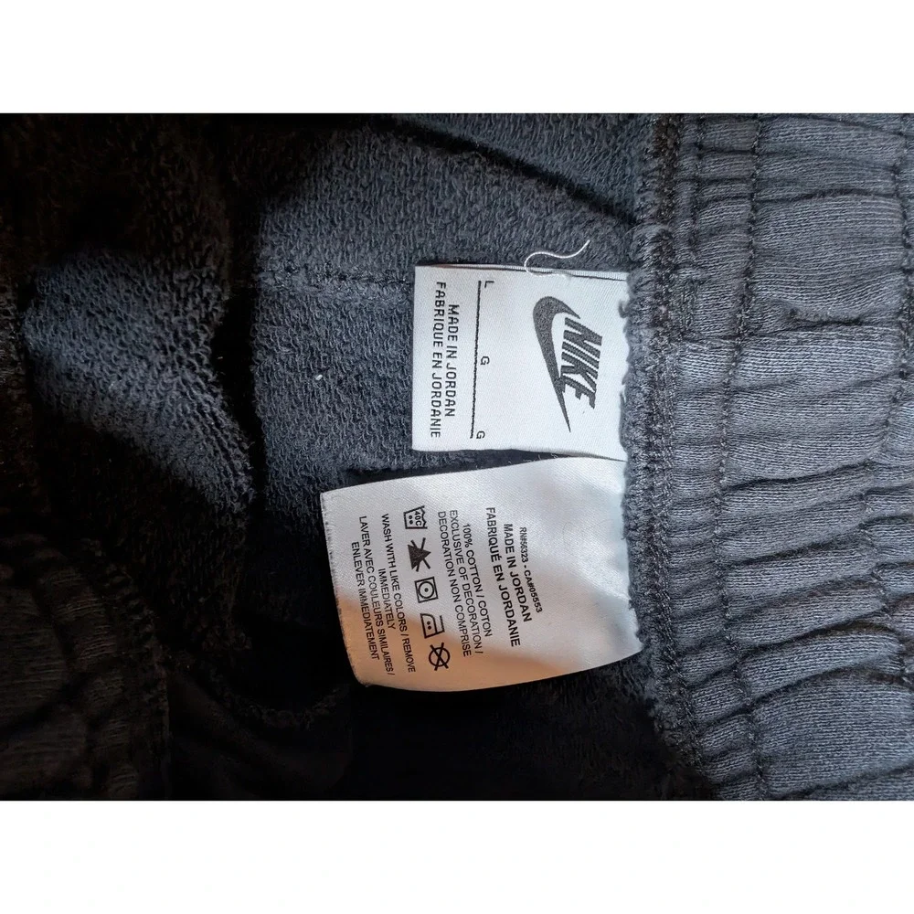 Nike Club Fleece Shorts in Black Mens size L - Picture 2 of 3